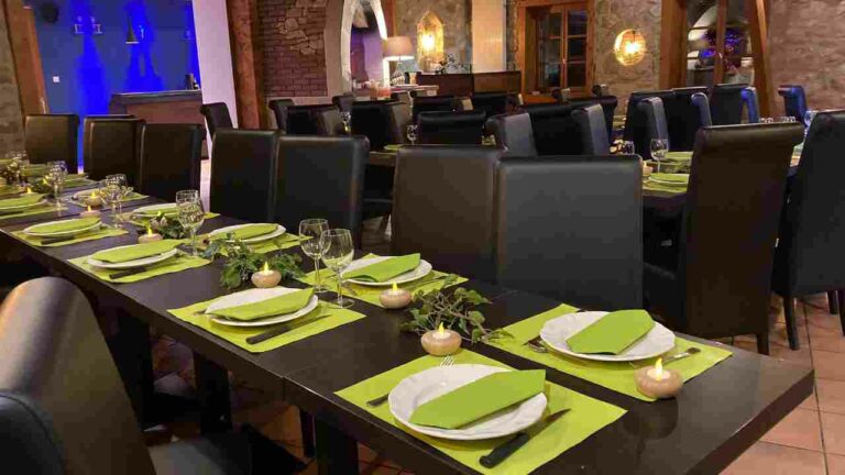salle-avec-chaises-noires-evenements-chartreuse-720pl